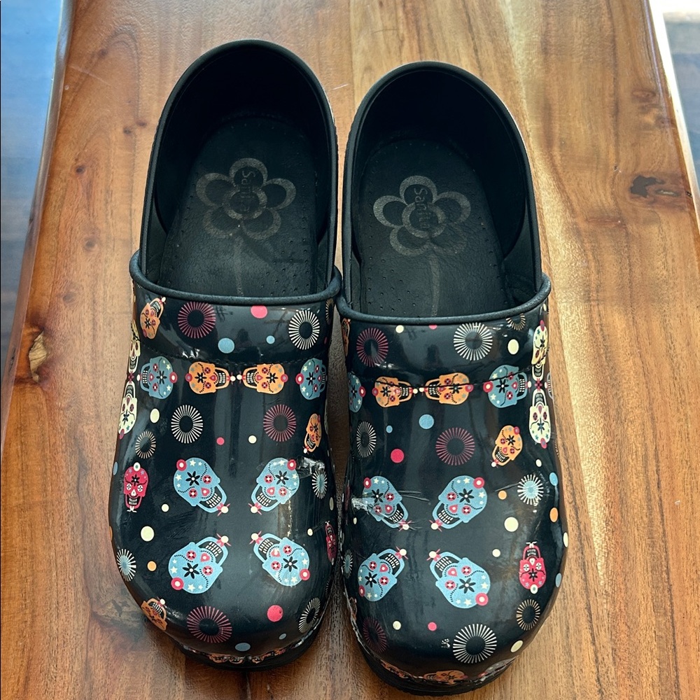 Sanita Original Danish Dexter Clogs with Mexican Skull Design Women’s sz 41 / 10